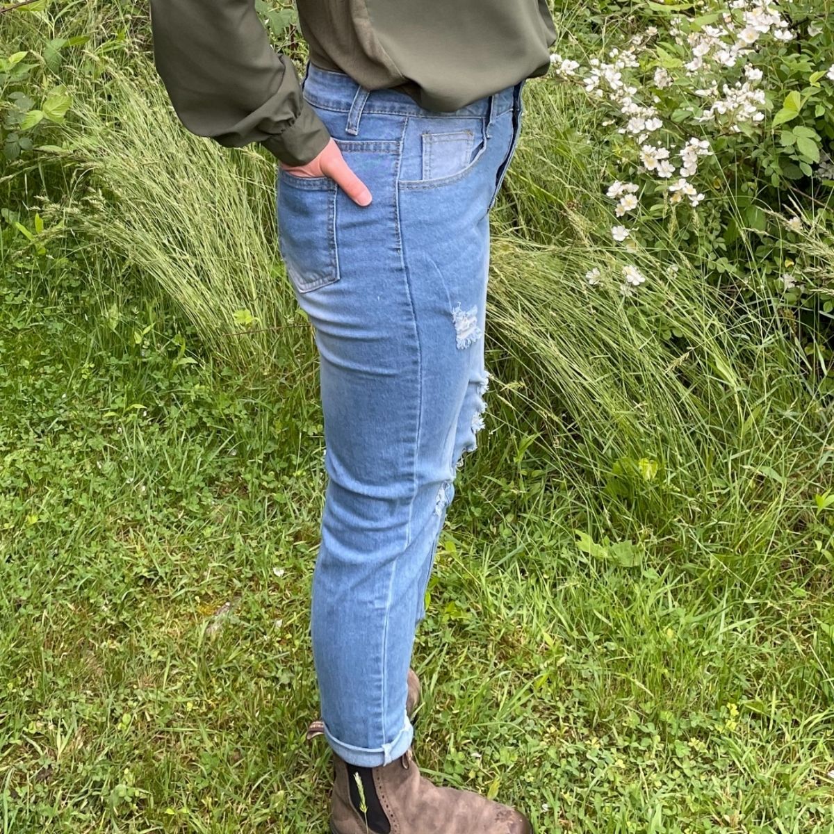 EVERYTHING YOU WANT HIGH WAIST DISTRESSED JEANS