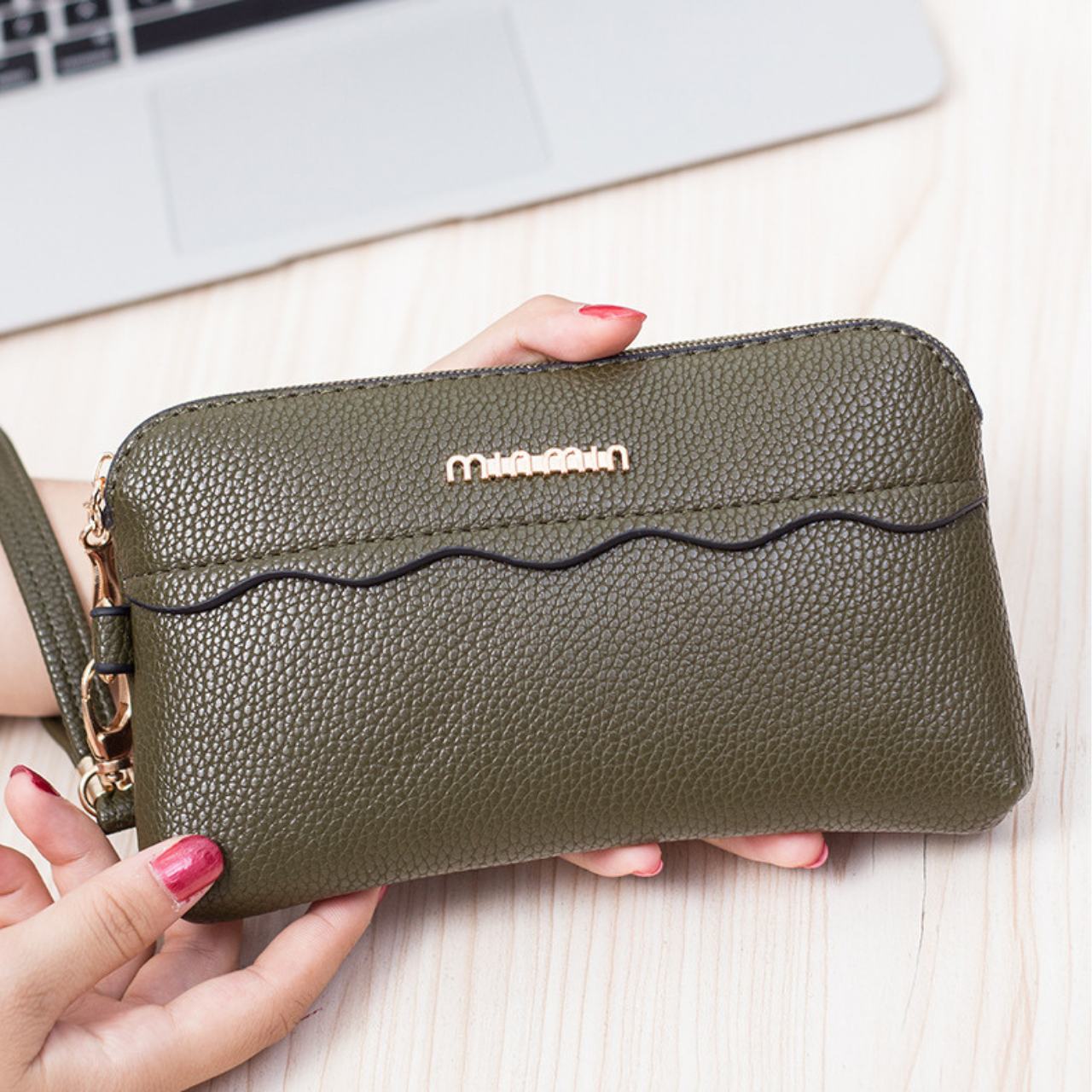 FASHIONABLE CLUTCH BAG