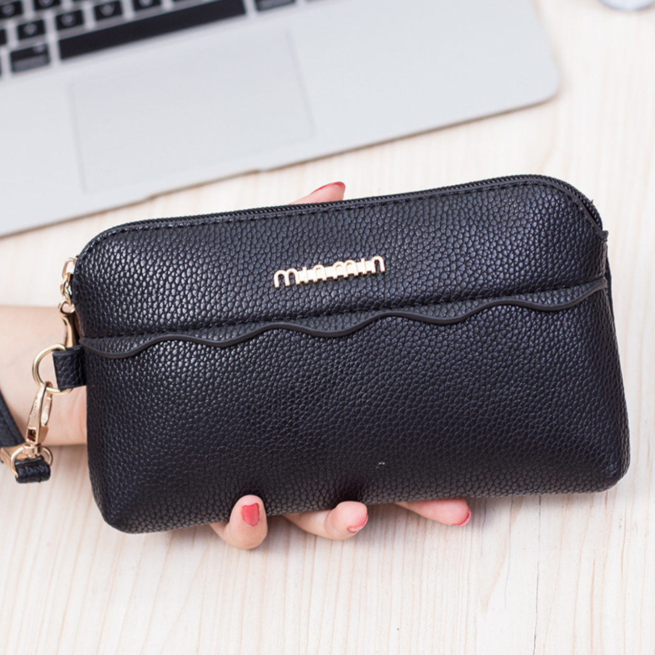 FASHIONABLE CLUTCH BAG