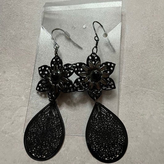 BLACK METAL FLOWER DROP EARRINGS